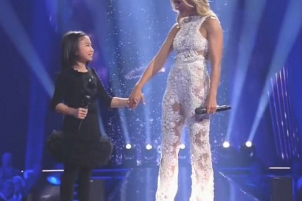 La superestrella le pide a una niña que cante “You Raise Me Up”. Segundos después, la niña derriba la casa.