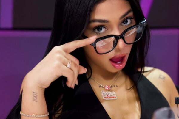 Alexandra MVP surte de ropa a Karola tras recibir hate por su vestuario en Sin Filtro
